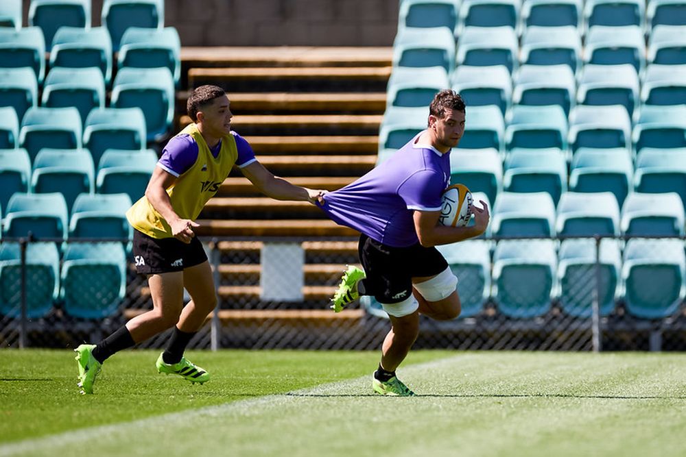 Rugby. Juan Martín González agarra a uno de sus compañeros en el último entrenamiento de Los Pumas ante de medirse al XV de Australia