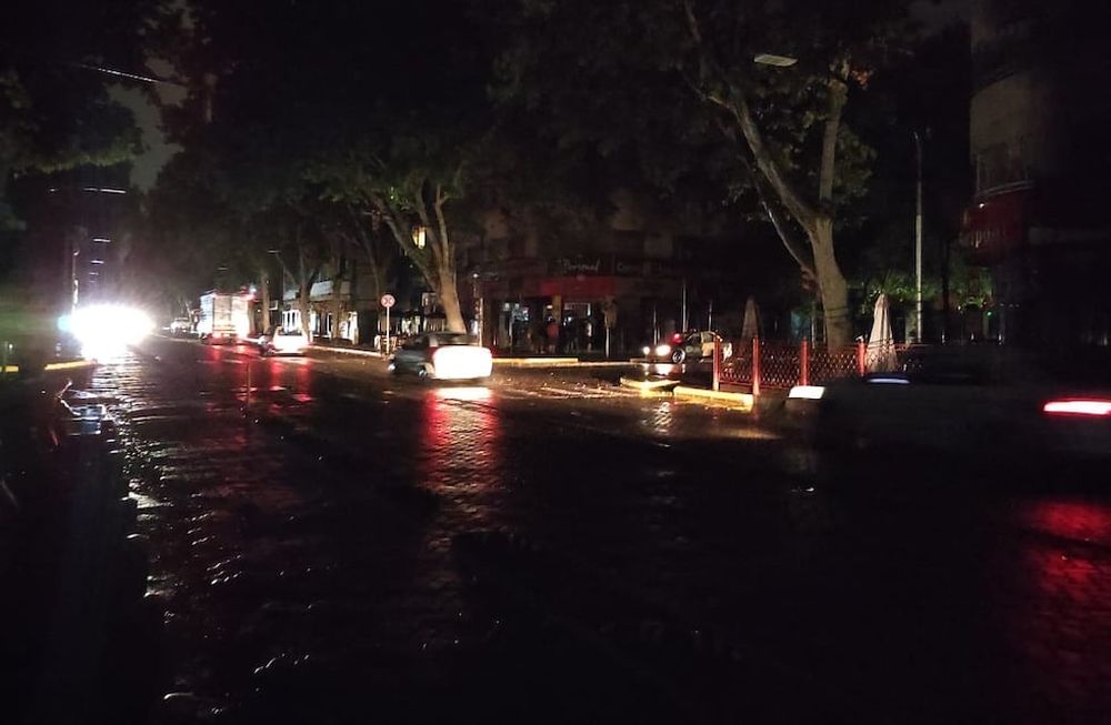 Por la fuerte tormenta eléctrica hubo cortes de luz en varias zonas del Gran Mendoza.