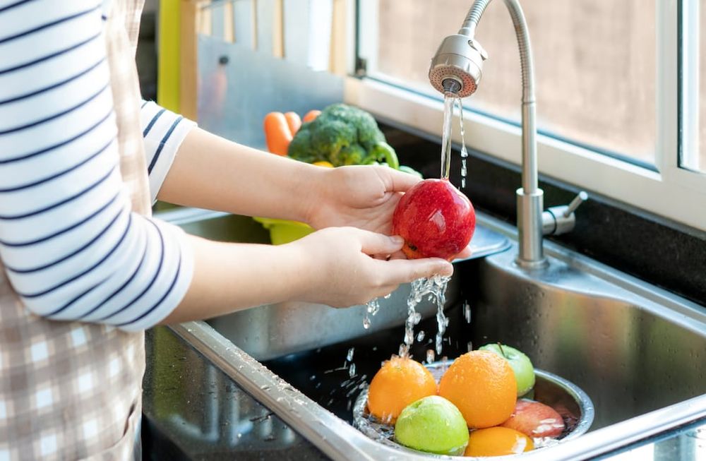 Los peligros de enfermedades transmitidas por los alimentos pueden ser de naturaleza biológica, química o física y suelen ser invisibles. Gentileza: El Mundo.