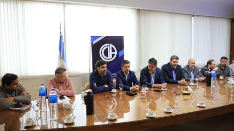 Los ministros de Producción y Gobierno comentaron ante empresarios y profesionales los beneficios de la firma digital y el nuevo proceso para inscribir empresas, entre otros.