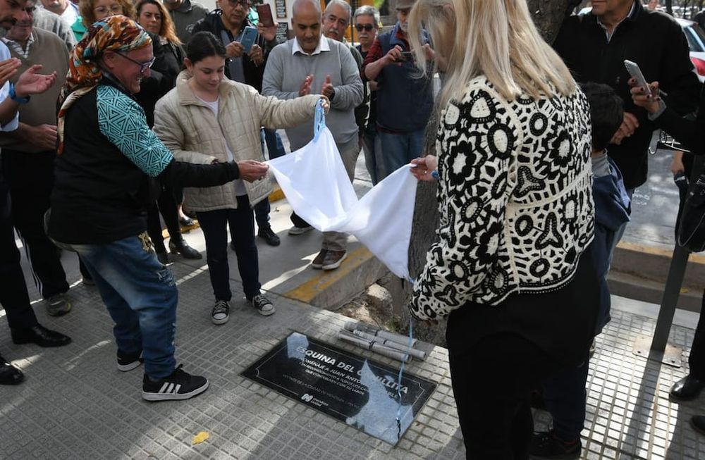 Momento en que se descubre la placa dedicada a Juan Antonio Vidable, este miércoles 24 de mayo a las 13. Es en la esquina de Paso de los Andes y Pueyrredón. / Los Andes