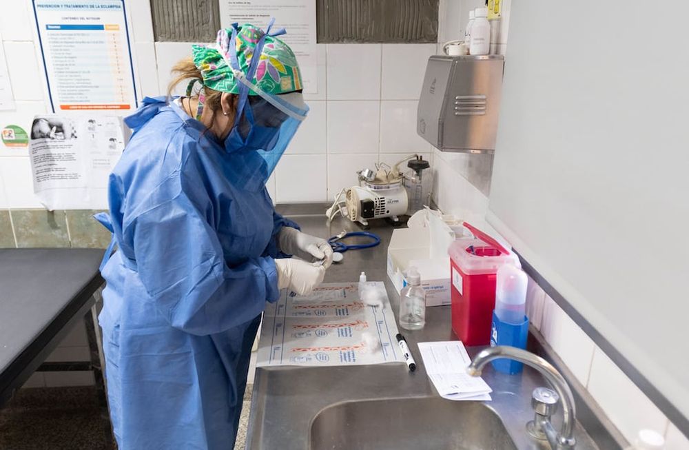 Según el último reporte oficial, en la provincia se mantiene alta la tasa de positividad en testeos, que se ubicó en 48%. Foto: Orlando Pelichotti