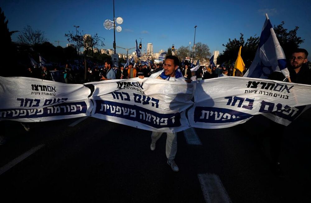 Los partidarios del gobierno de derecha israelí y los manifestantes antigubernamentales se reúnen frente a la Knesset (el Parlamento), antes de las protestas masivas en Jerusalén. Foto: EFE/EPA/ATEF SAFADI
