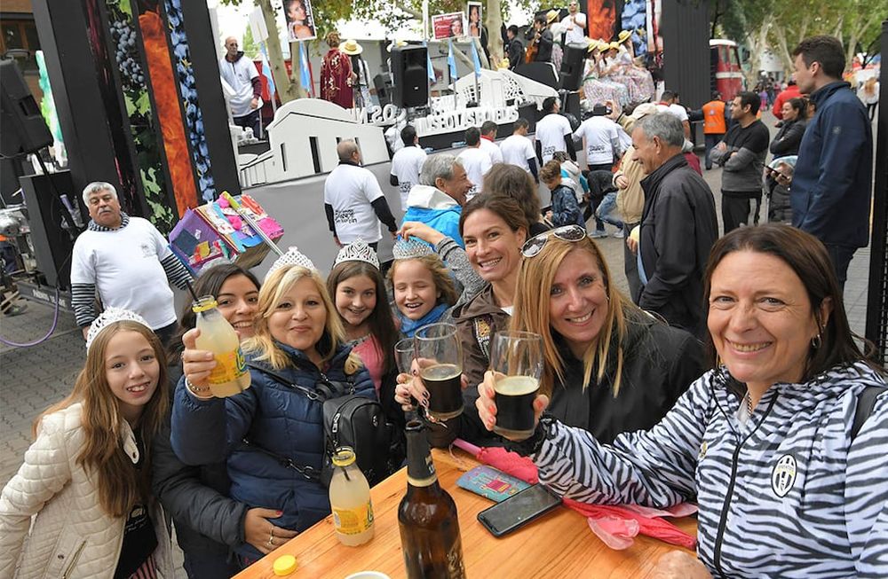 Las mesas de restaurantes y bares que dan a las calles por donde pasan la Vía Blanca y el Carrusel se llenan en esos eventos. Foto: Archivo / Los Andes