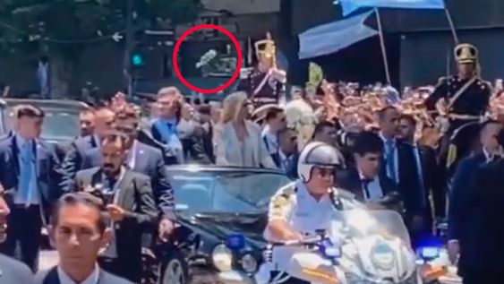 Momento en que le tiraron un botellazo a Javier Milei. Foto Captura: X / @PregoneroL
