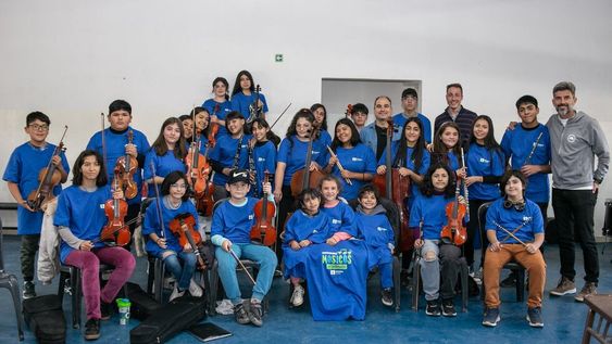 Ulpiano Suarez visitó a la Orquesta Pequeños Grandes Músicos del Pedemonte y entregó nuevas remeras a los artistas