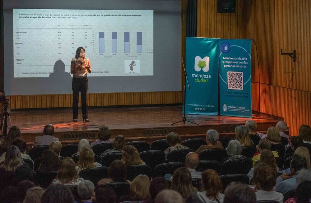 Con el microcine lleno, se celebró la charla “Cambios en los vínculos, el mito de la soledad y vejez”