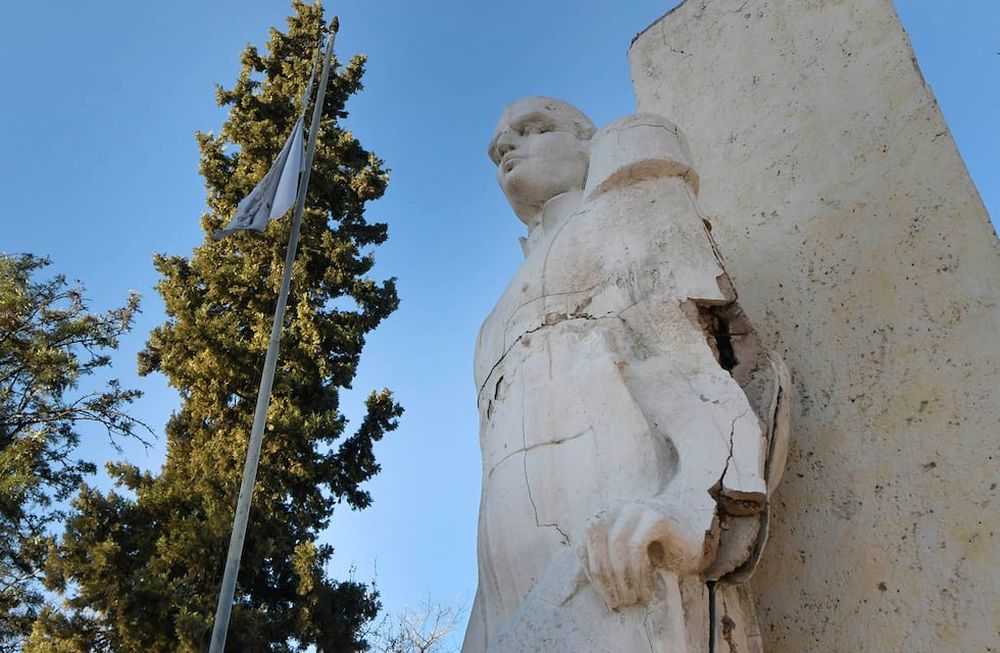 Estatua rotaMonumento al coronel Manuel Dorrego quebrado.En 1991 el artista plástico Fausto Caner emplazó el Monumento del Coronel Dorrego, en la plazoleta que se encuentra quebrado y abandonado  en el inicio de la Calle Dorrego, en el departamento Guaymallén.Ayudaron a la construcción de la obra de cemento armado, los alumnos del bella Artes, Daniel Ciancio, Osvaldo Chiavazza y Gabriel Fernández Foto: Orlando Pelichotti / Los Andes