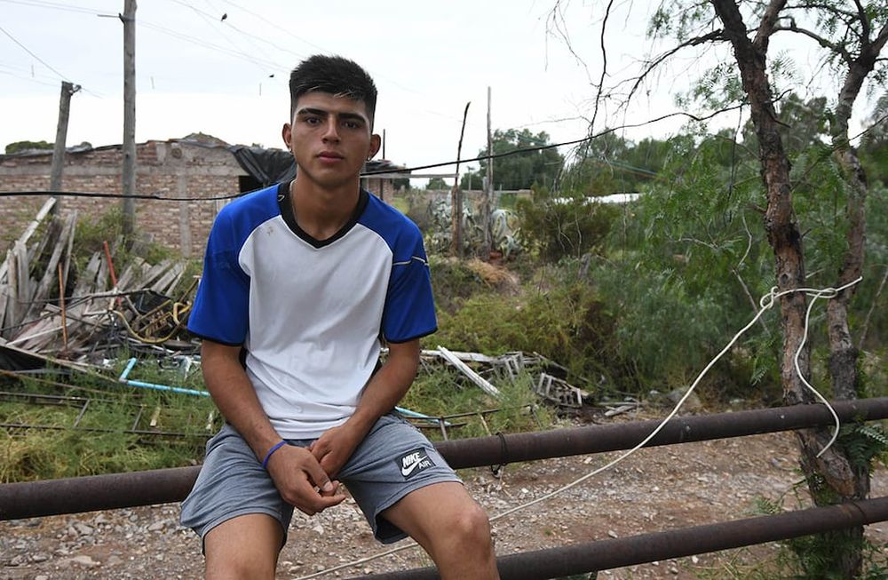 Ariel, en su casa de campo El molino, de El Challao. Todos los días sale a las 7 de la mañana porque trabaja de 8 a 18 y luego cursa el secundario técnico de manera presencial o virtual en turno vespertino.