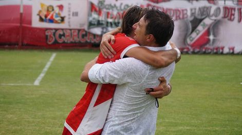 Los Andes | Luciano Theiler, DT del Cruzado, abraza a uno de sus jugadores. El Deportivo Maipú consiguió el ascenso a la Primera Nacional. / Nicolás Rios
