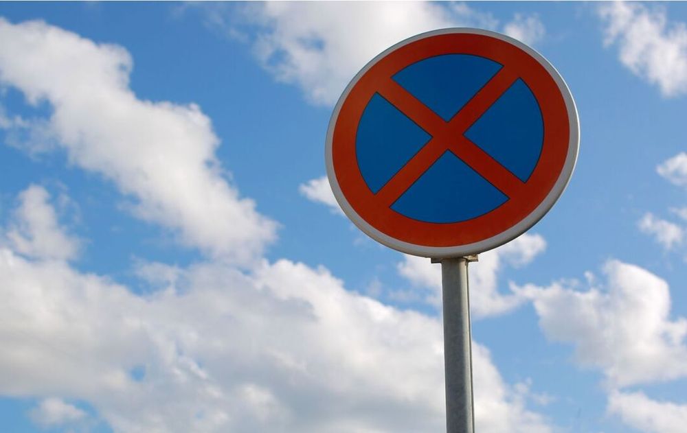 No está permitido detener el vehículo bajo ninguna circunstancia, salvo indicación expresa de la autoridad o fuerza mayor.
