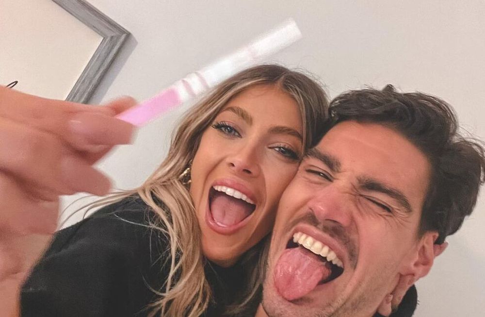 Cande Ruggeri y el posteo confirmando su embarazo: ¡¡¡Nos explota el corazón de felicidad!!! Queríamos esperar un poquito más, pero el abuelo se nos adelantó. Te amamos hiji, acá te esperamos con mucho AMOR.