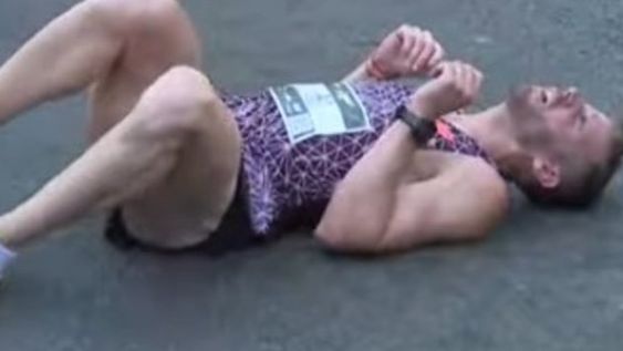 susto en plena maraton: el ganador se desplomo por un golpe de calor al cruzar la meta