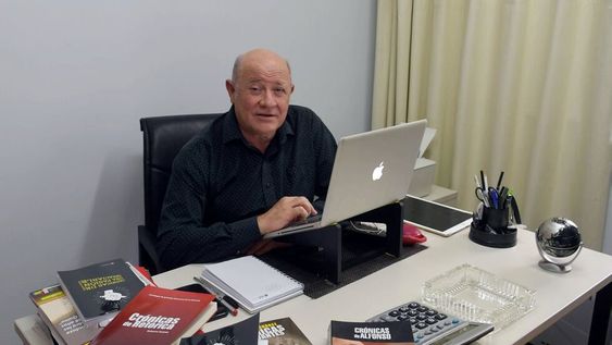Roberto Suárez, escritor y periodista, acaba de presentar su libro Crónicas de una pasión insaciable.Foto: Orlando Pelichotti / Los Andes