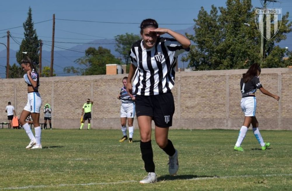 Tieppo festeja luego de su hat-trick para las Lobas.