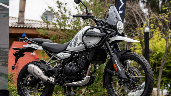 La motocicleta involucrada, una Royal Enfield Himalayan 450 cc, de color negro, presentaba los cables del tambor cortados y puenteados