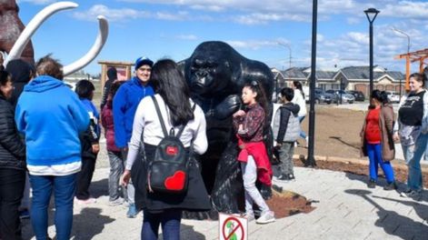 El gorila en la plaza de los dinosaurios en Santa Cruz.