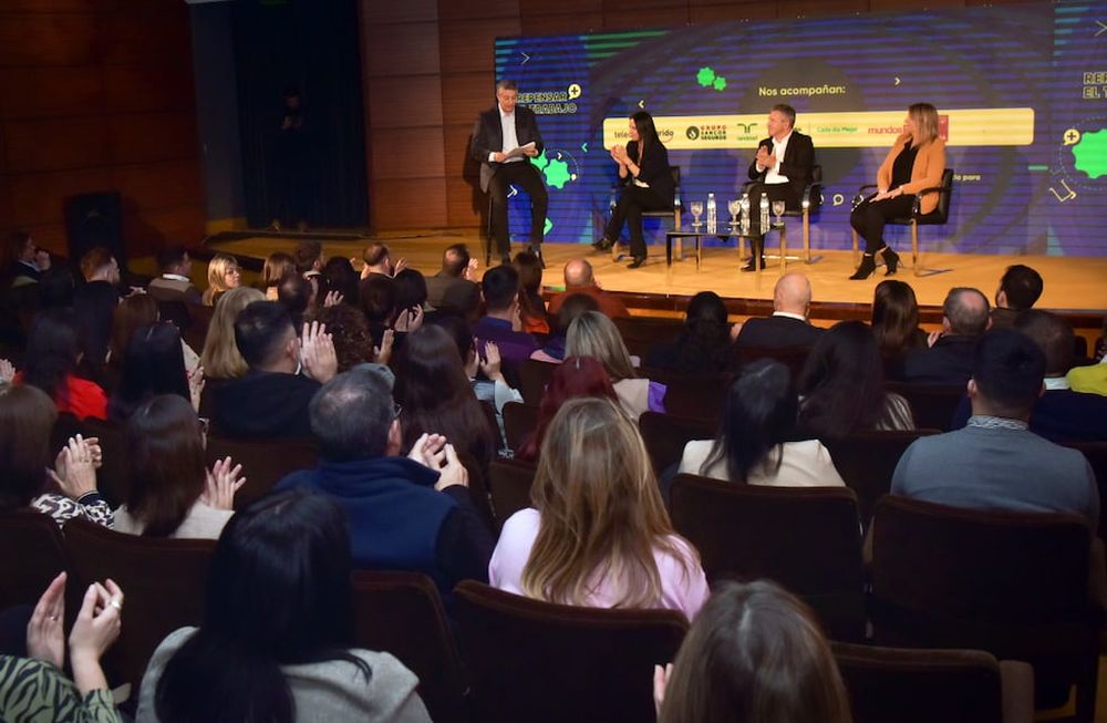 En el marco del ciclo Voces que suman, por primera vez se desarrolló un encuentro con invitados especiales, quienes presenciaron un panel en el que participaron representantes de Renault, de Telecom y de Prodeman. La actividad fue moderada por el periodista Daniel Alonso. (Facundo Luque/La Voz)
