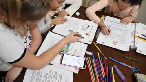 La escuela se mudó a la casa y envían tareas por WhatsApp