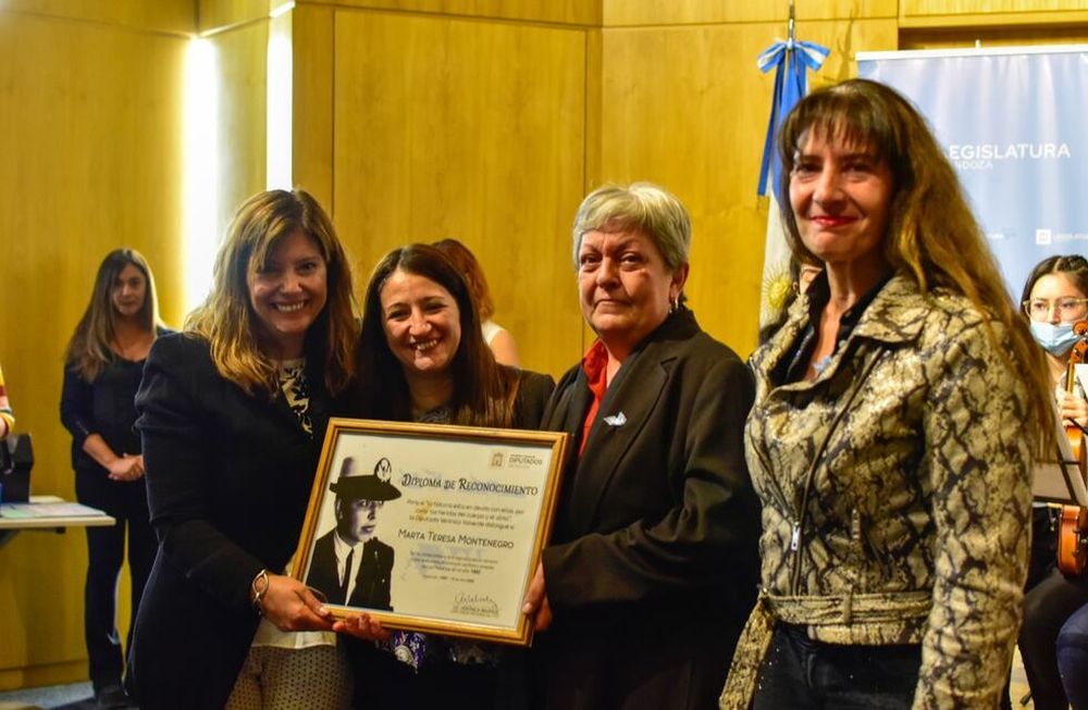 Marta Teresa Montenegro en 1982 estuvo afectada a la atención de heridos en el Hospital Naval de Puerto Belgrano. Fue distinguida en la Legislatura.