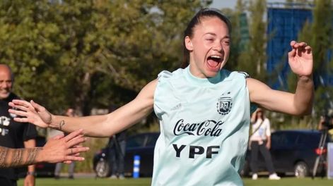 Los Andes | Volvió feliz, la habilidosa mendocina después de casi 3 años sin calzarse la celeste y blanca. Anoche fue la figura de la Selección Argentina.