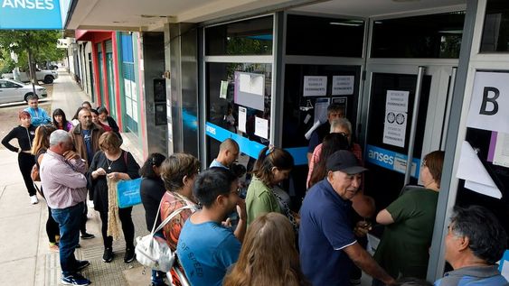 Anteriormente, las oficinas de ANSES suspendieron la atención al público y cientos de personas quedaron en la puerta porque habían asambleas de ATE por despidos de empleados públicos.Oficina de Guaymallén. Foto Archivo: Orlando Pelichotti