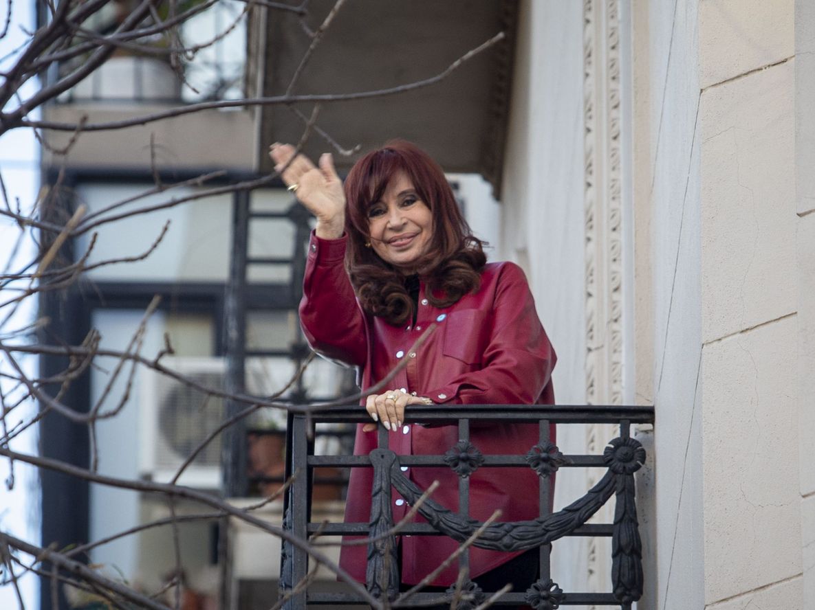 La ex presidenta Cristina Kirchner se reunió hoy en su domicilio con referentes de Derechos Humanos y dirigentes del peronismo tras el fallo de la Corte Suprema que confirmó la condena en su contra a 6 años de prisión e inhabilitación para ejercer cargos públicos por la causa Vialidad.