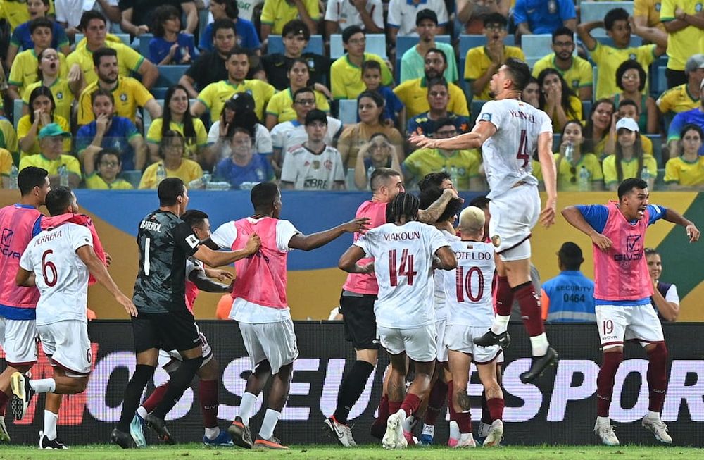 AMDEP587. CUIABÁ (BRASIL), 12/10/2023.- Jugadores de Venezuela celebran un gol de Eduard Bello hoy, en un partido de las Eliminatorias Sudamericanas para la Copa Mundial de Fútbol 2026 entre Brasil y Venezuela en el estadio Arena Pantanal en Cuiabá (Brasil). EFE/ Andre Borges