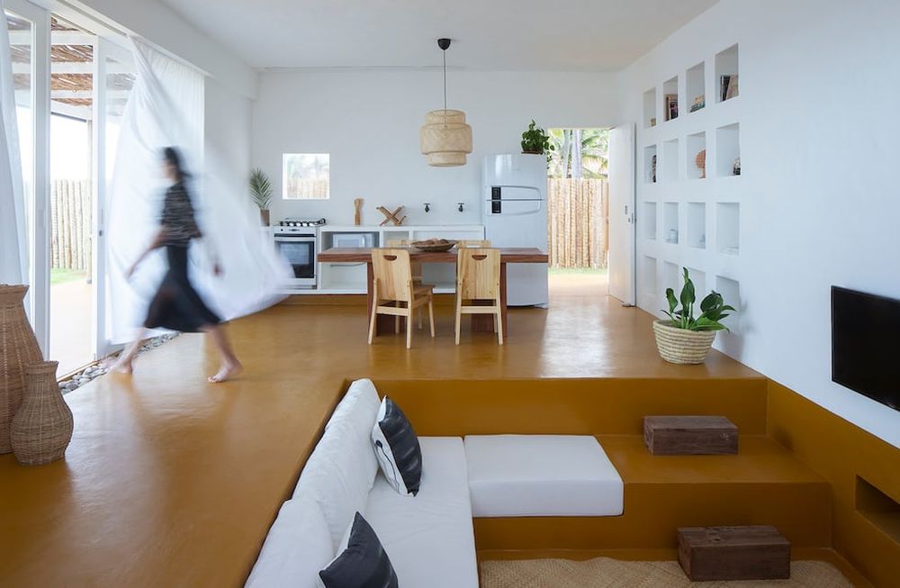 10 casas con sofás integrados en la arquitectura