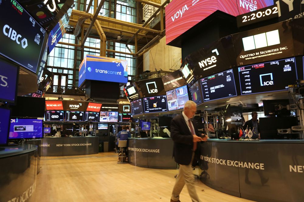 Los mercados estadounidenses se desplomaron, cerrando una semana volátil con pérdidas tras la drástica escalada de las tensiones en Medio Oriente que inquietó a los inversores globales, en la Ciudad de Nueva York, Estados Unidos. 