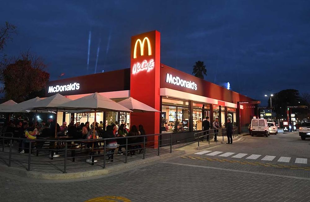 A new McDonald's fast-food restaurant will open in the western section of the Mendoza bus terminal, complementing the fast-food chain's offerings.