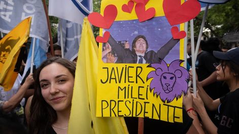 Los Andes | A días del balotaje presidencial, Javier Milei volvió a Mendoza y realizó una caravana por la Ciudad. Los seguidores del líder de La Libertad Avanza se comenzaron a concentrar en el microcentro durante las primeras horas de la tarde. Antes de las 18 ya se