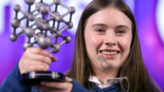 Aoibheann Daly, de 15 años, recibiendo el premio Young Scientist.