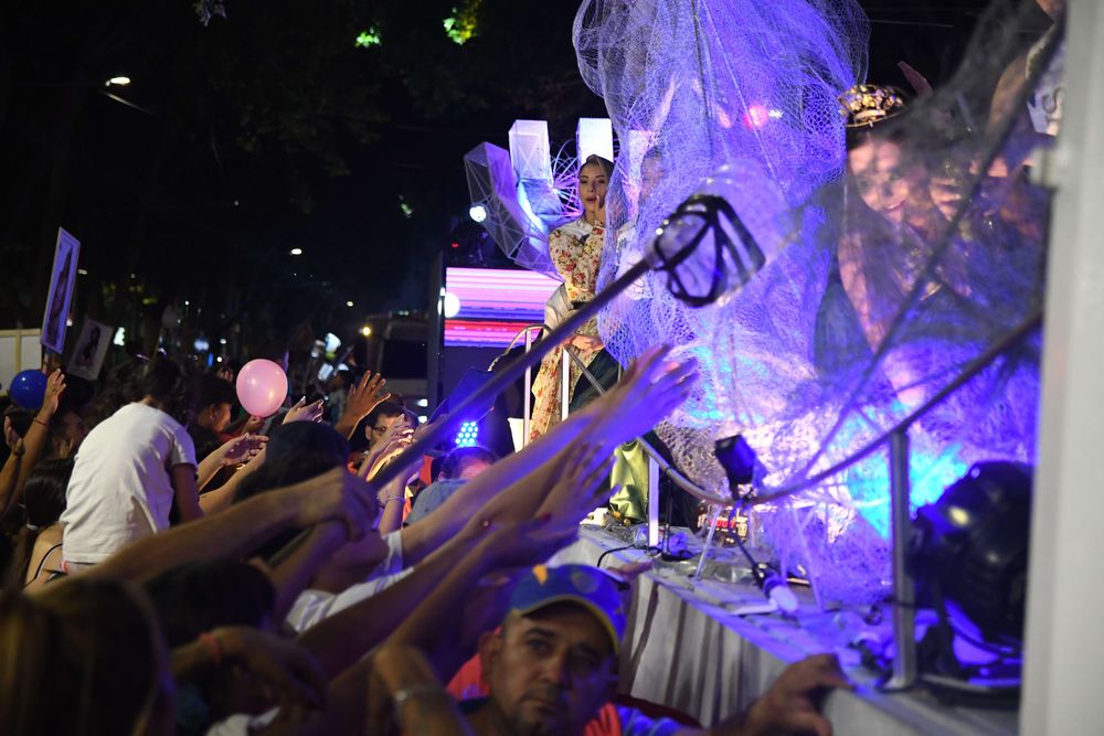 El público llevó las típicas canastas con palo largo para agarrar frutas y regalos que las reinas y sus cortes entregan a su paso en la Vía Blanca 2025.