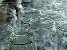 Recicla frascos de vidrio y conviértelos en esta idea maravillosa para decorar tu hogar