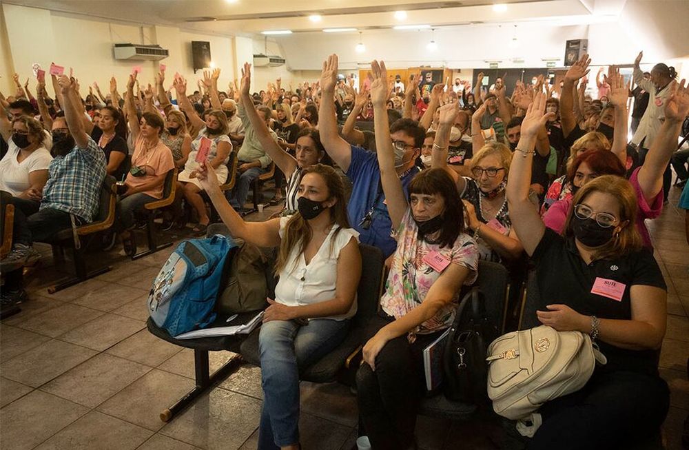 En la sede del SUTE, Carina Sedano encabezó el plenario docente para debatir paritarias y aumento salarial. Esta semana se repetirá la imagen. Foto: Ignacio Blanco / Los Andes