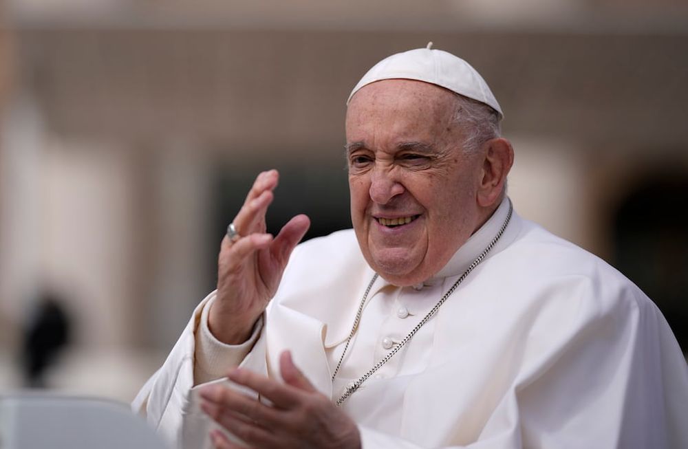 ARCHIVO -El papa Francisco saluda al salir de su audiencia general semanal en la plaza de San Pedro en el Vaticano (AP Foto/Andrew Medichini, Archivo)