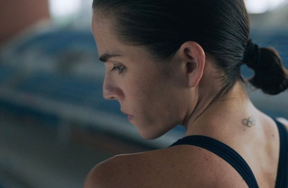 Karla Souza, actriz protagónica y productora de La caída, entrega una poderosa interpretación.
