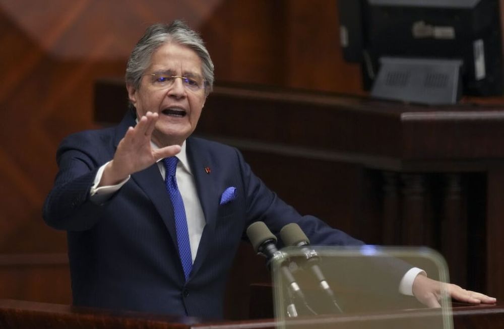 El presidente de Ecuador, Guillermo Lasso, durante una sesión de la Asamblea Nacional donde los legisladores de la oposición buscan juzgarlo por acusaciones de malversación de fondos en Quito, Ecuador, el martes 16 de mayo de 2023.