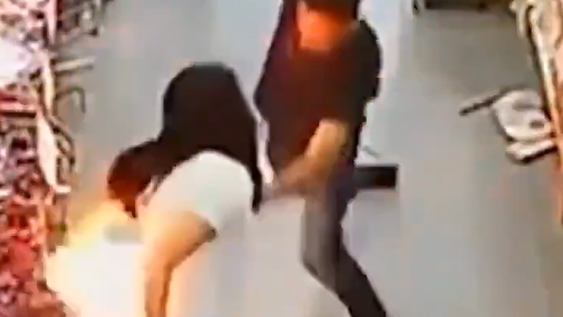 La marca del celular estallado se comunicó con la mujer e inició una investigación | Captura de video&nbsp;