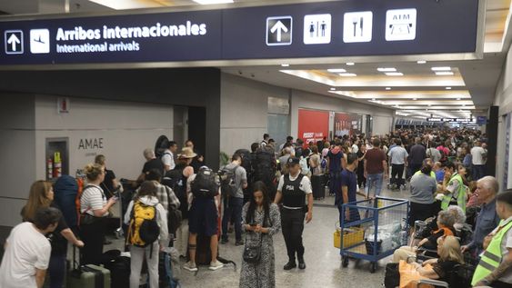 El Gobierno consigue una tregua con los gremios aeronáuticos luego de demoras y cancelaciones en Aeroparque y Ezeiza por una asamblea gremial, luego que el Gobierno informó que echó a 15 empleados de Intercargo. Foto: Damián Dopacio / NA