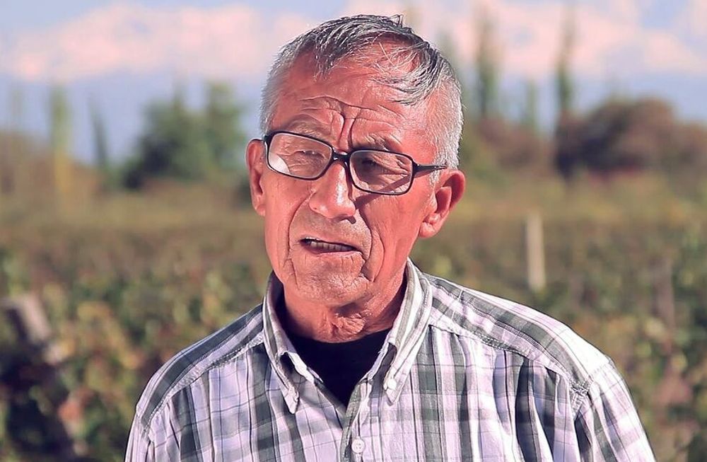 El productor compró su primera finca en 1987 y desde entonces participa de la vitivinicultura mendocina, sin perder nunca su espíritu de trabajo incansable.