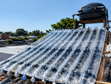 usaron botellas de plastico recicladas para fabricar un calefon solar y lograron calentar el agua hasta 42 °c sin usar gas