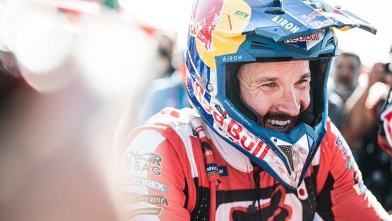 Sam Sunderland finalizó octavo la última etapa en Motos y gritó campeón por segunda vez. El mejor argentino de la general fue Luciano Benavides 13°.