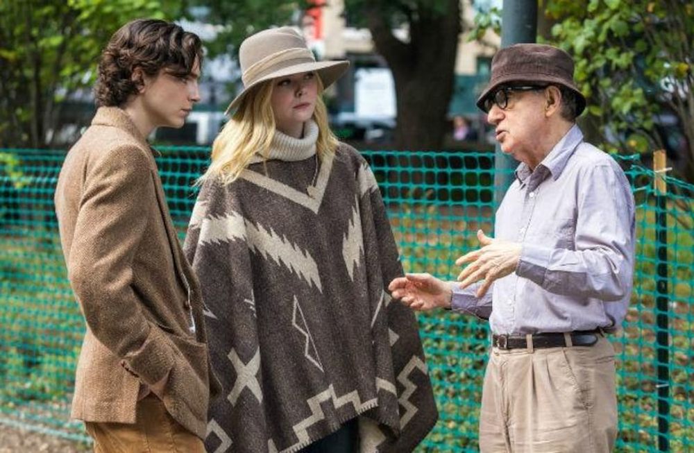 Woody Allen con la pareja protagónica.