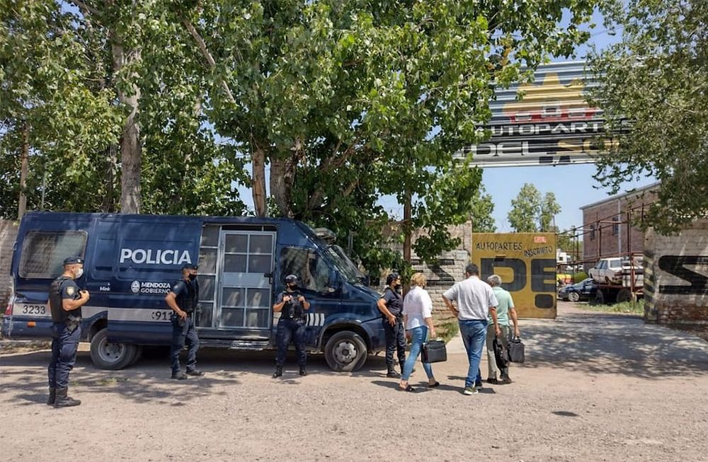 El último jueves distintas divisiones policiales realizaron allanamientos y controles en chacaritas de la zona donde creen que venden lo robado de las fincas. Foto: Prensa Ministerio de Seguridad