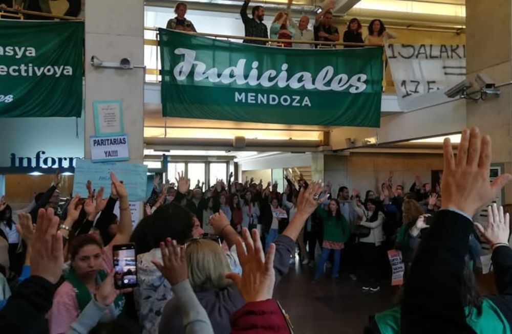 Empleados judiciales en asamblea. Foto: Gentileza