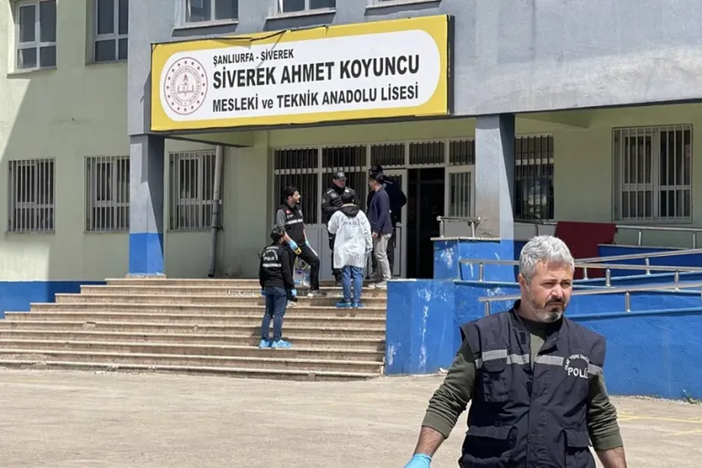 Exterior de la escuela en la que se registró el tiroteo con 16 heridos en Turquía