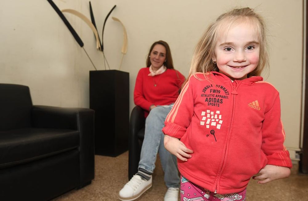 Juanita de 4 añitos ,padece de la enfermedad de agenesia de radio y mano bot, no tiene los huesos radiales en ambos brazos y tampoco los dedos pulgares y su mamá Ruth Dávila realiza colectas y campaña para poder realizarle la cirugíaJuanita con su mamá RuthFoto: José Gutierrez / Los Andes