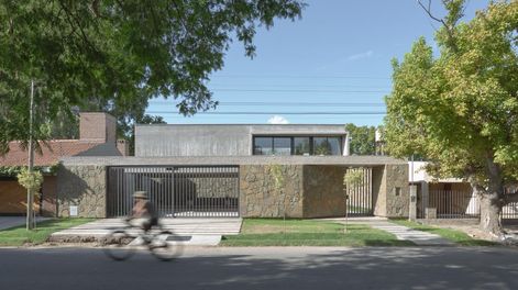 El hormigón armado visto es el protagonista absoluto, integrando en una sola pieza la estructura y la expresión estética de la vivienda.